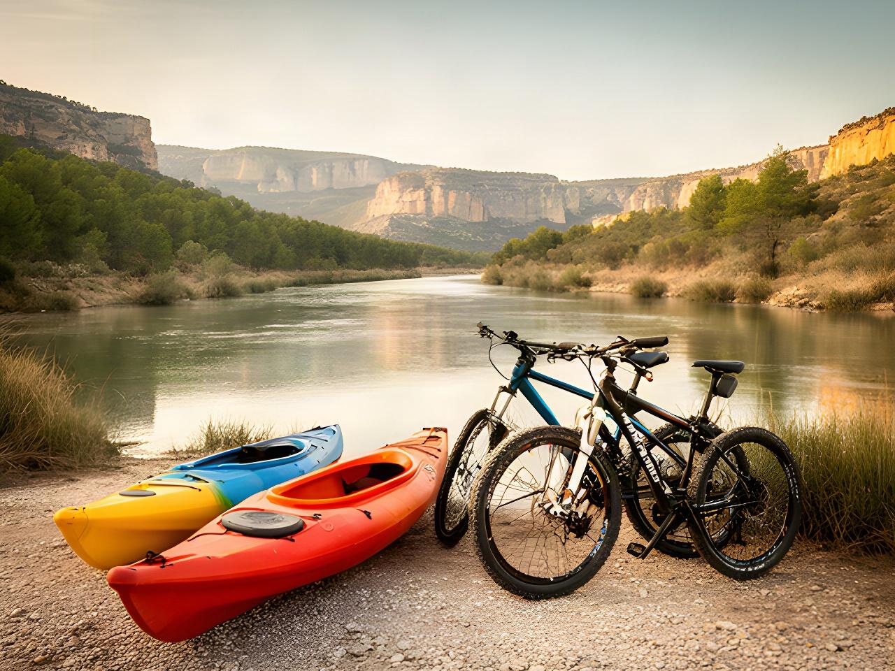 Kayaks y bicicletas de montaña junto a un río del Alto Tajo en Guadalajara